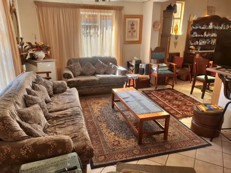 6 Bedroom Property for Sale in Generaal De Wet Free State